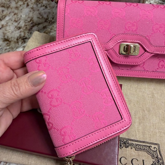 NIB- Gucci Wallet - Picture 3 of 7